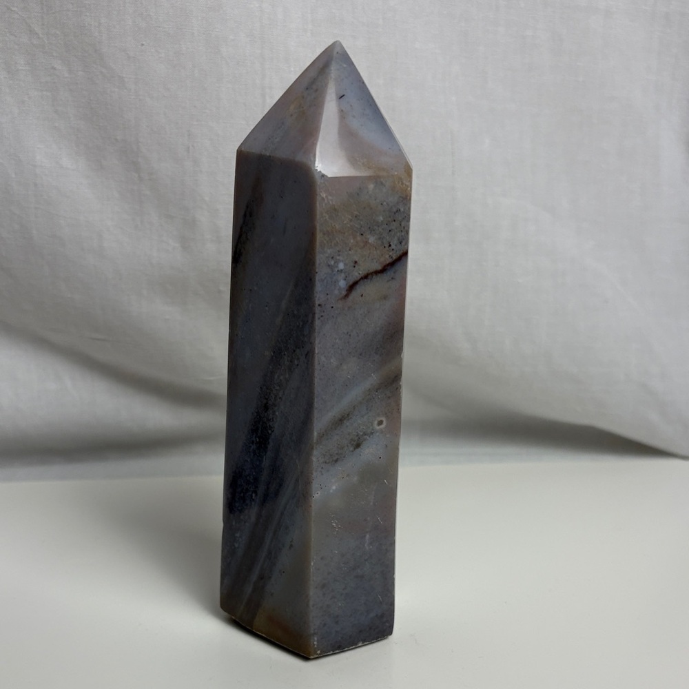 Large chalcedony crystal tower stone - Picture 7 of 11